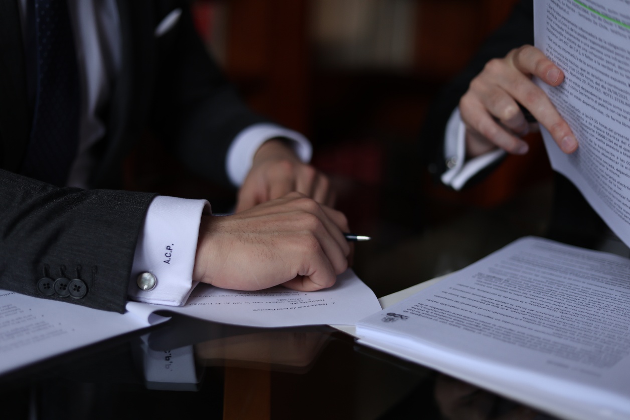 Asesor legal revisando documentación con un cliente